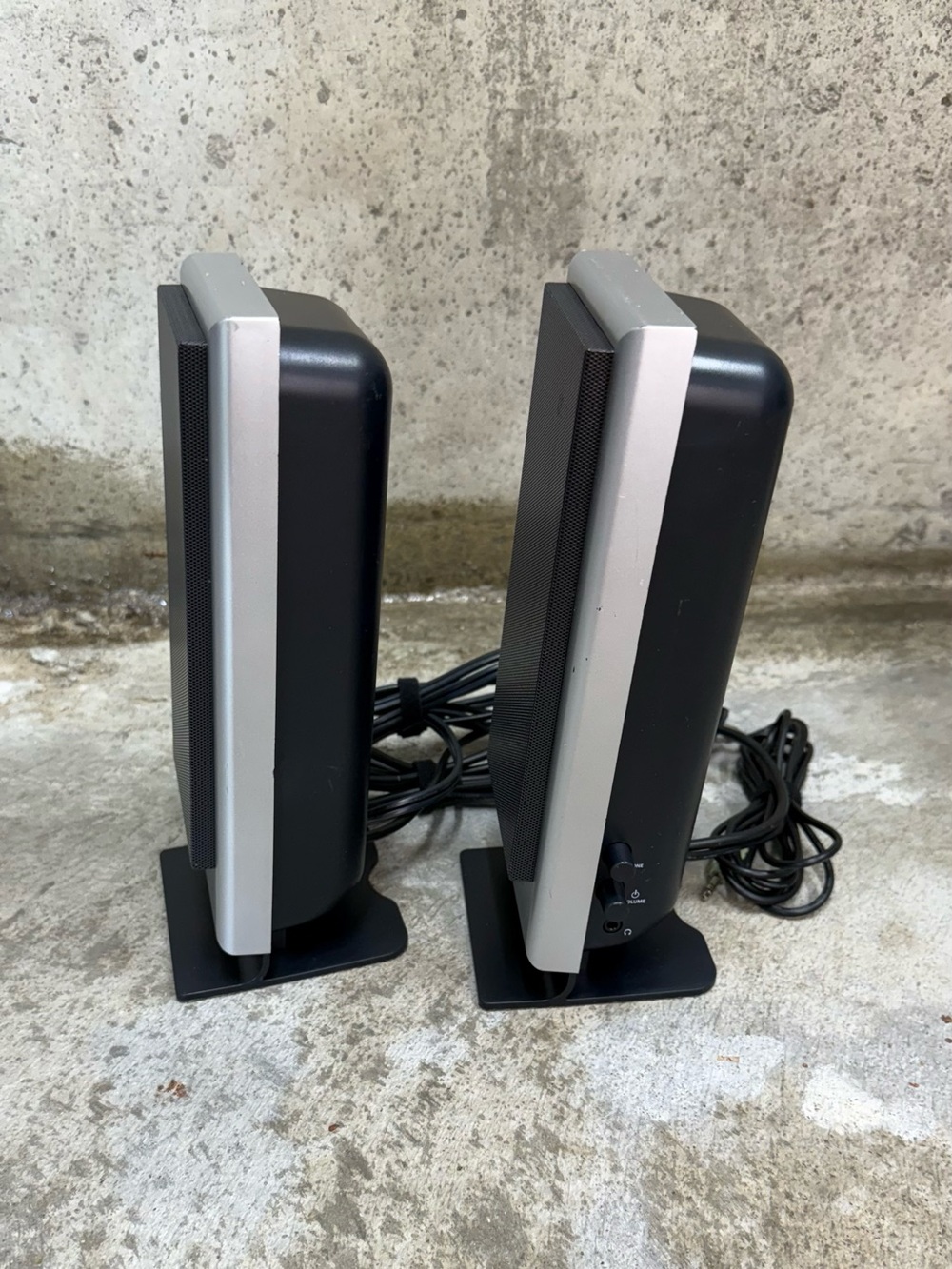 Altec Lansing VS2120 Powered Stereo Computer Speakers - Picture 4 of 9